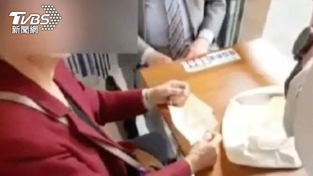 阿嬤和詐騙集團相約在超商面交。(圖/TVBS)
