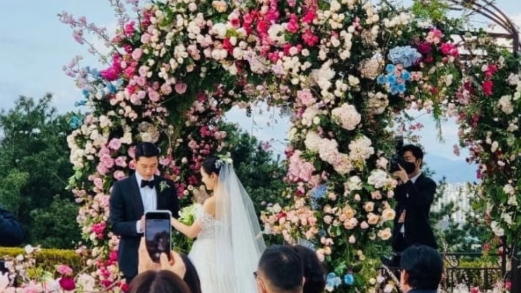 孫藝真婚禮哭了!爸將她託付女婿玄彬 「催淚影片」公開