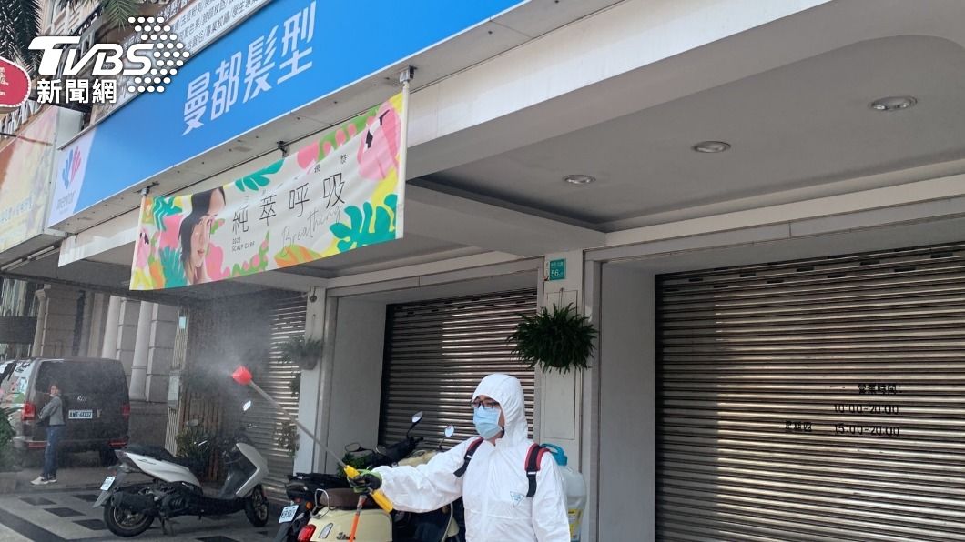 曼都髮廊消毒。(圖/TVBS)