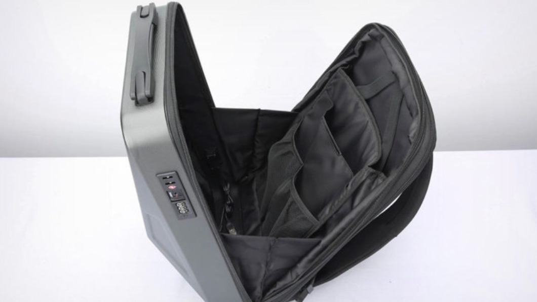 Cyber backpack空間大到足以放入17.3寸筆電。（圖／Cyber backpack提供）