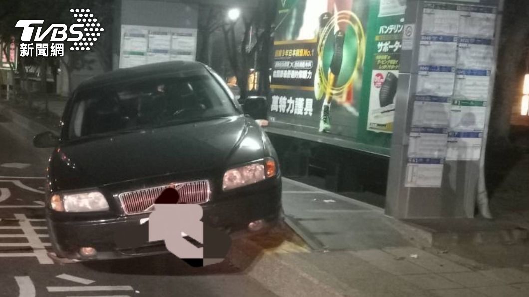 幫站牌默哀!毒蟲見警心虛 逆向開車撞上公車亭