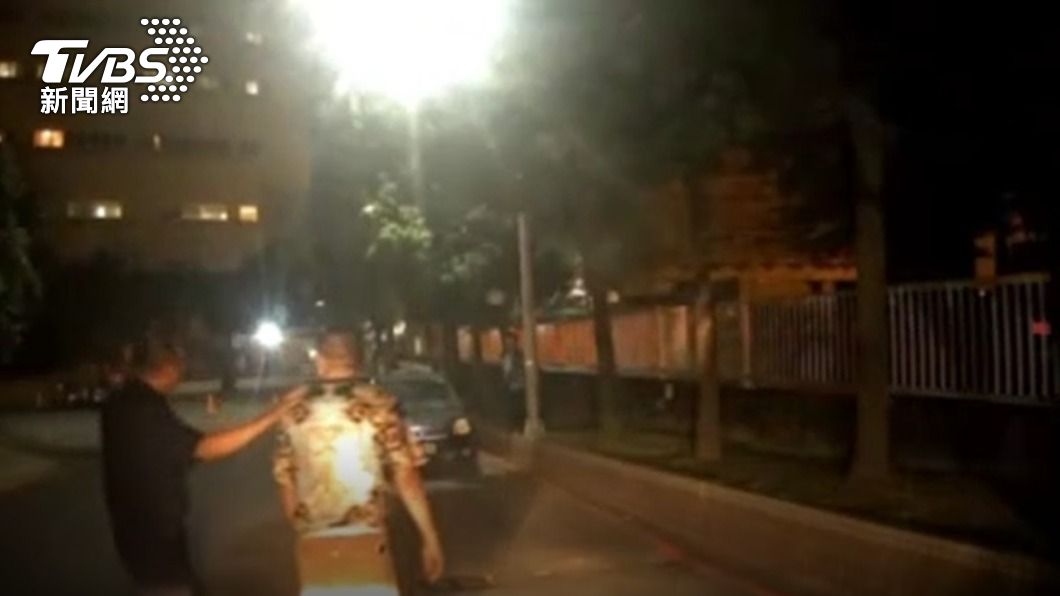 男子見警心虛而棄車逃逸。(圖/TVBS)