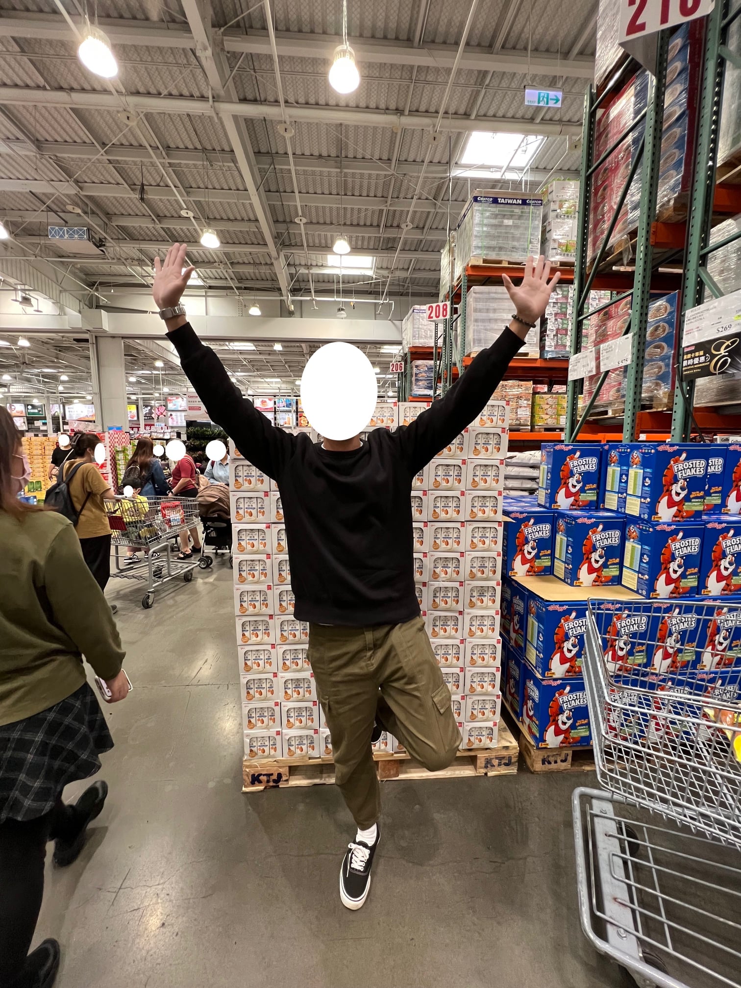 原PO老公擺出招牌動作。(圖/翻攝自COSTCO 好市多 消費經驗分享區)