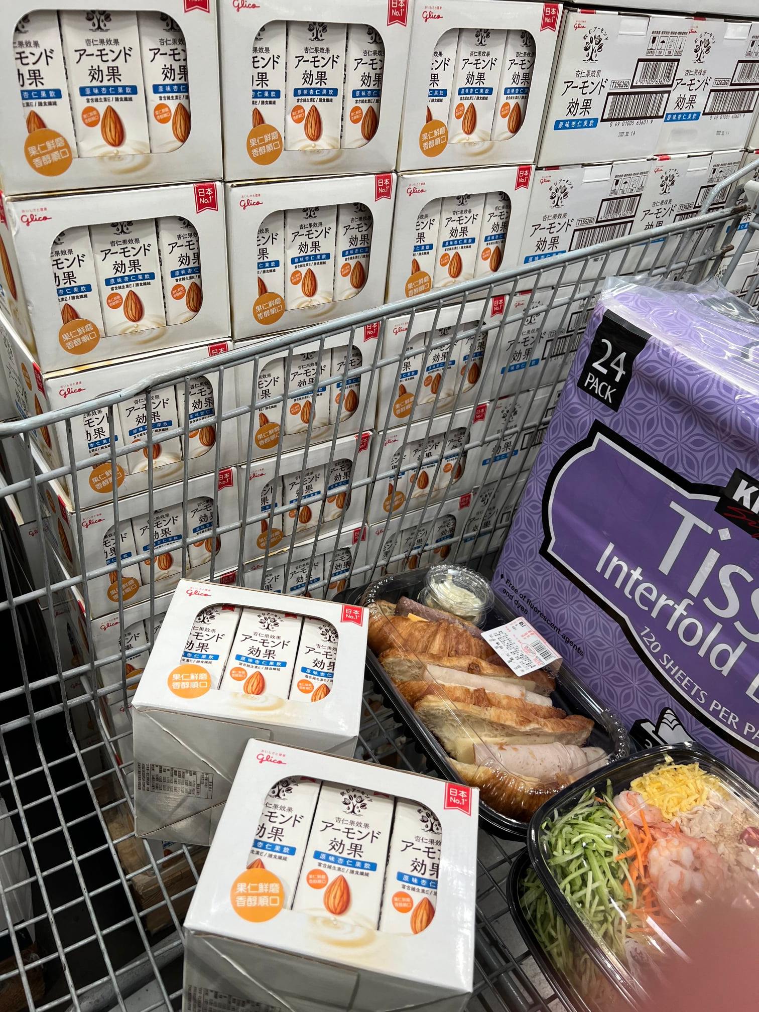 原PO老公搬2箱杏仁果飲。(圖/翻攝自COSTCO 好市多 消費經驗分享區)