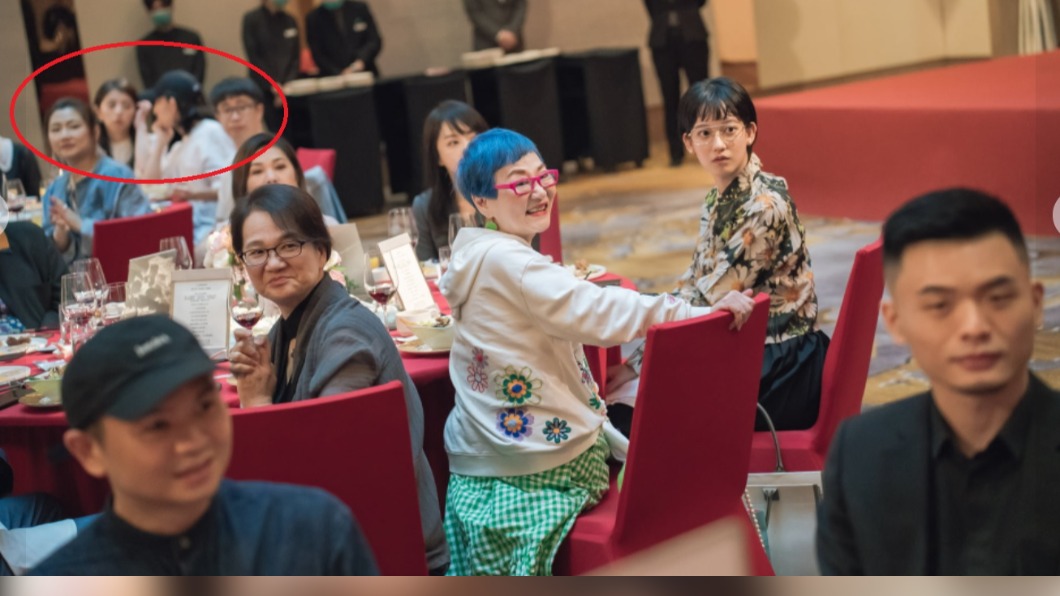 在張小燕的特寫照中，Selina和鮮肉男友意外入鏡。（圖／翻攝自黃子佼臉書）