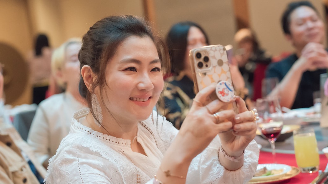 Selina鮮肉男友「無罩正臉照」曝光!黃子佼意外露餡