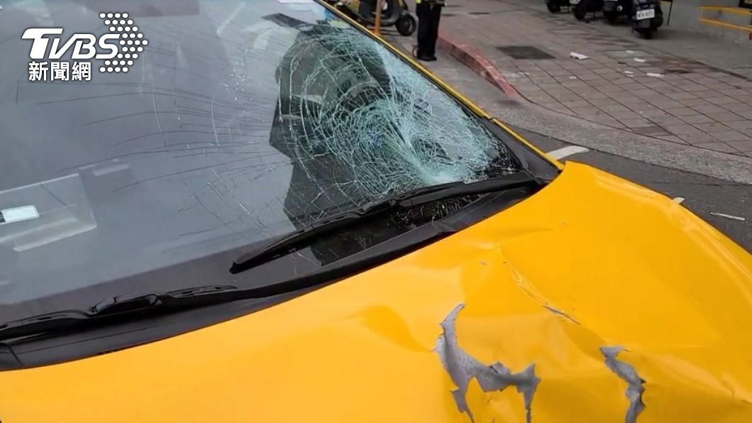 計程車擋風玻璃碎裂。(圖/TVBS)