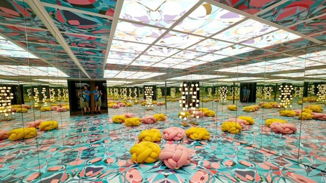 捷絲旅台北西門館特別設計的拍照空間，運用一整片鏡面營造出奇幻氣氛。（圖／阿一一之食意旅遊提供）