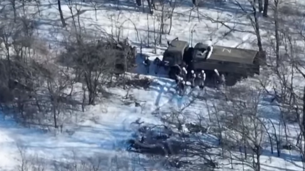 印有Z字的俄軍車輛準備運送士兵撤離。(圖/翻攝自СтратКом ЗСУ / AFU StratCom Facebook)