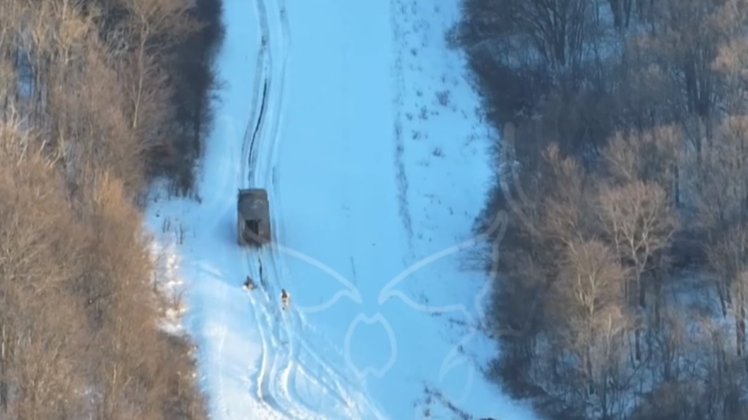 人緣差還是沒戰力?俄2兵慘被丟包 雪地狂奔苦追Z字車