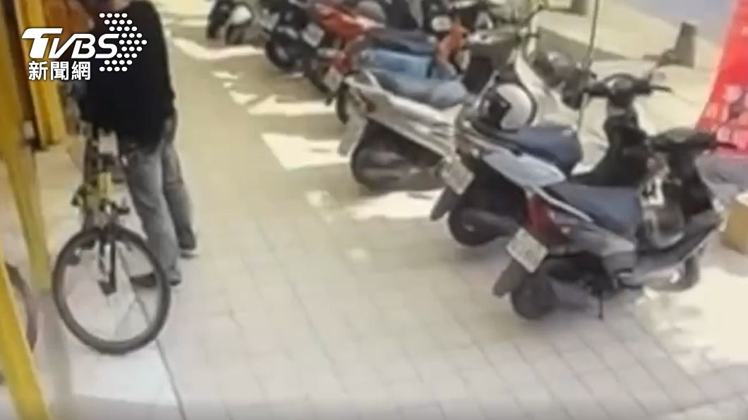 翁男行竊後,立馬騎腳踏車走人。(圖/TVBS)