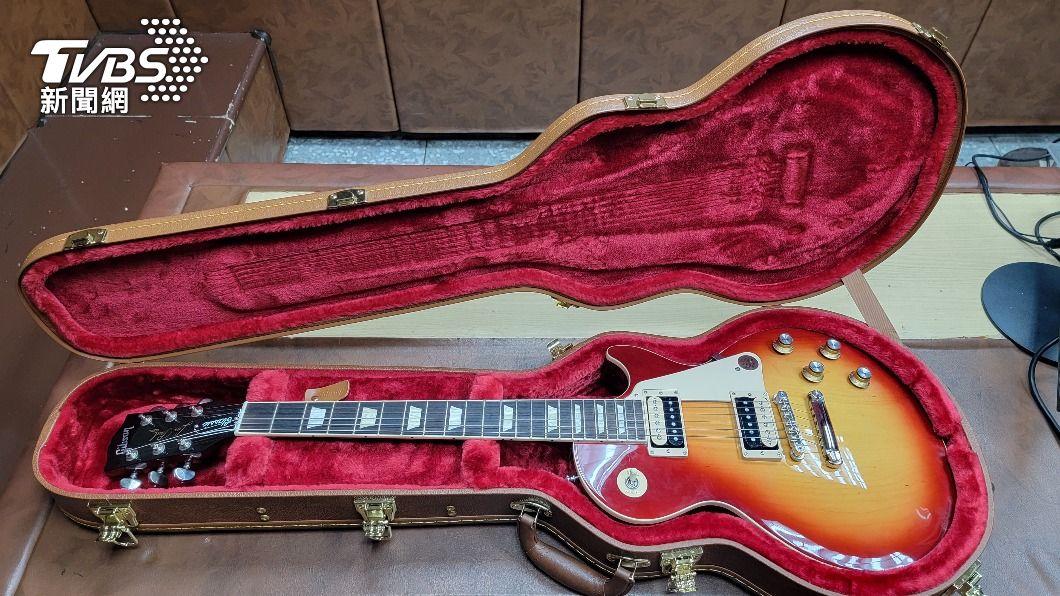 這把電吉他是知名搖滾樂團槍與玫瑰前吉他手Slash的愛用款式Gibson Les Paul。(圖/TVBS)