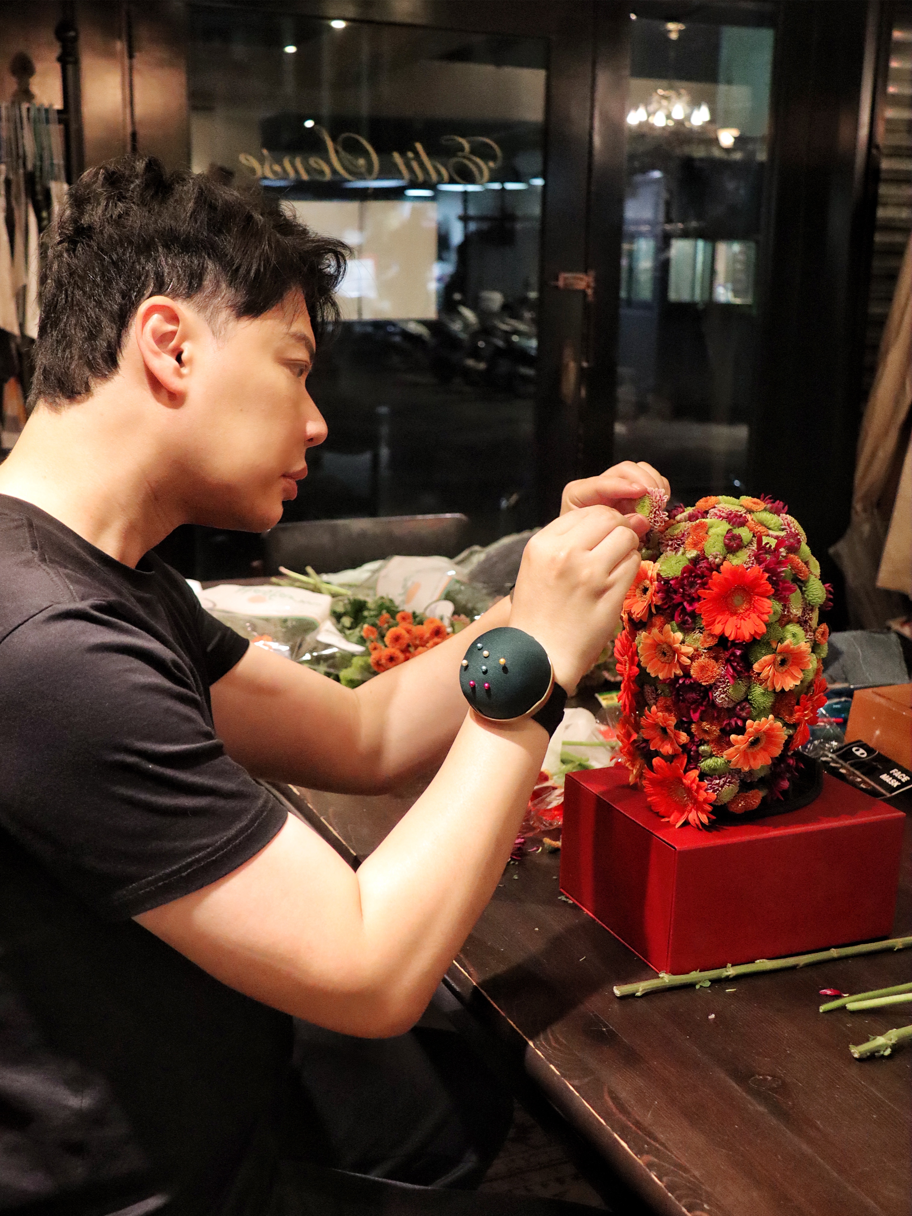 鮮花頭套的製作過程相當繁瑣,必須要有耐心和巧手。(圖/李佑群提供)