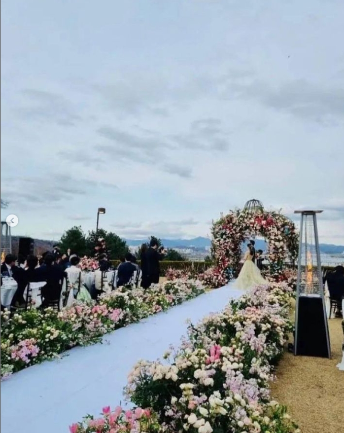 婚宴布置浪漫唯美。(圖/翻攝自anne.jang IG)