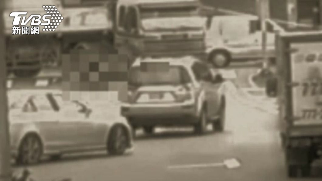 疑視線死角！曳引車轉彎撞機車　女騎士當場遭輾斃