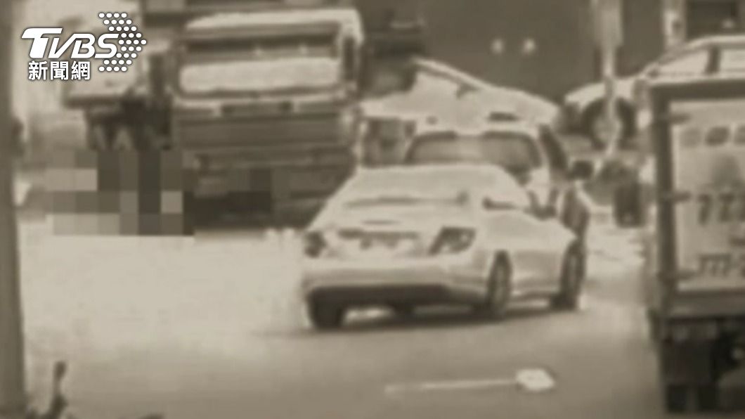 婦人連人帶車倒地遭輾。(圖/TVBS)