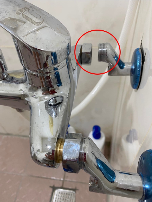 水電師傅竟然只將水龍頭鎖一半。(圖/翻攝自爆怨公社臉書)