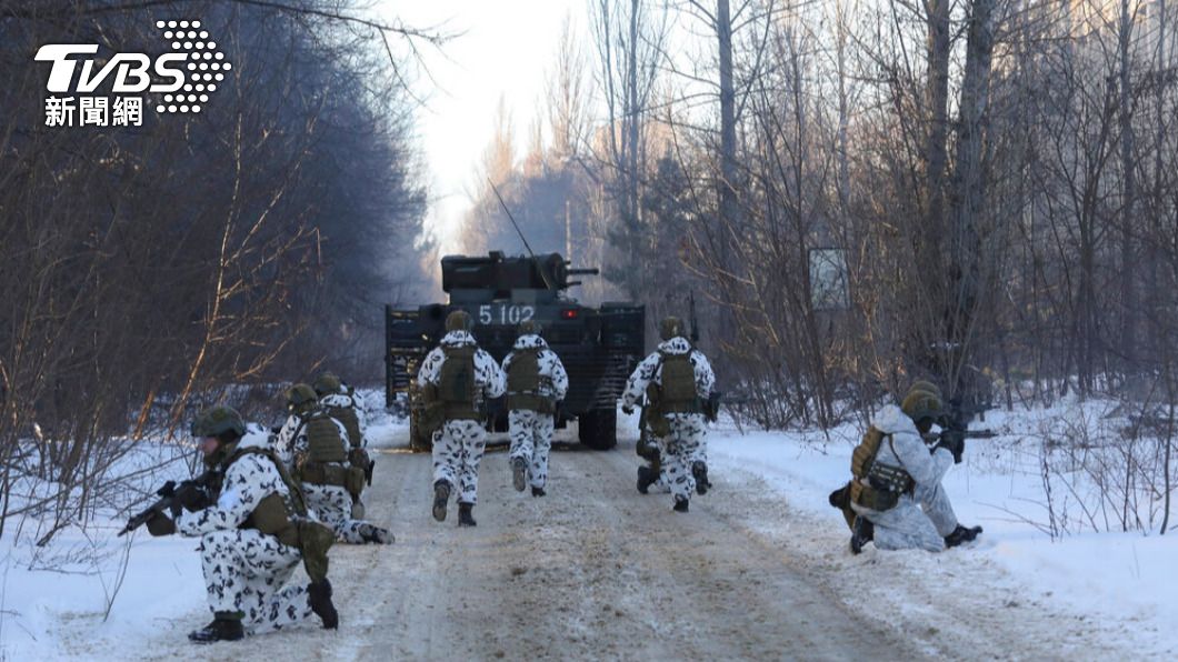 烏方傳俄軍吸收大量輻射傖惶逃往白俄。(圖為烏軍戰前於車諾比周邊城市軍演畫面/達志影像美聯社)