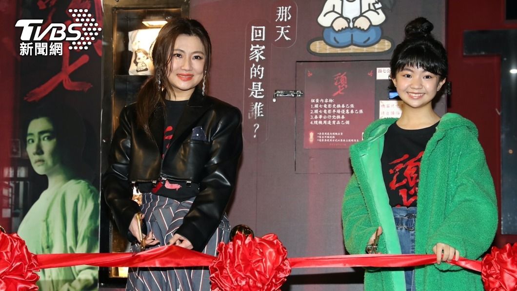 Selina（左）、吳以涵出席《頭七》剪綵儀式。（圖／黃城碩攝）
