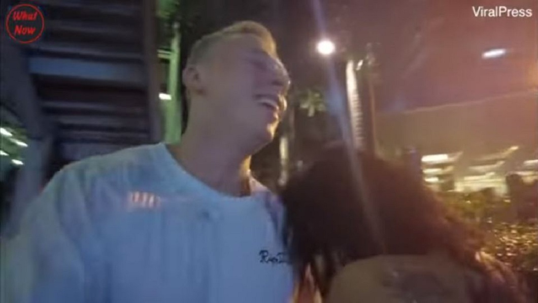 沒想到就在男子拒絕女子後他脖子上的項鍊就不翼而飛了。（圖／翻攝自YouTube Hot Topic News）