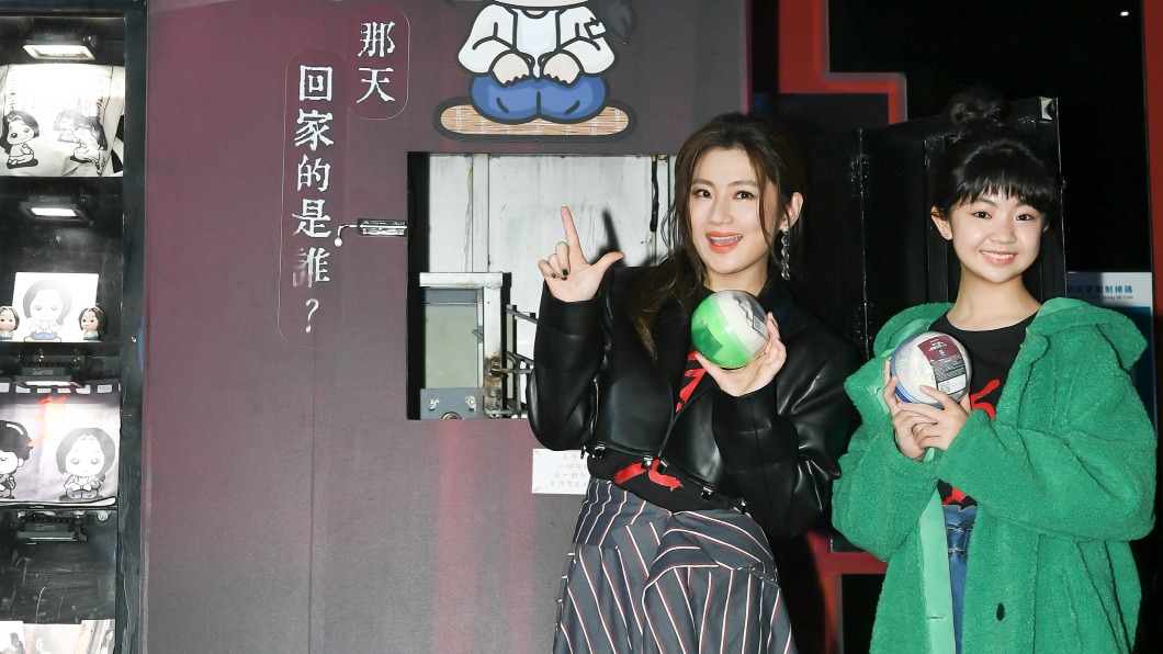 Selina(左)、吳以涵親自玩頭七扭蛋機。(圖/皮諾丘電影提供)
