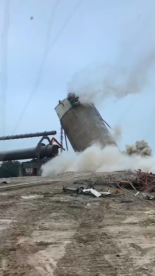 高雄東南水泥廠施工意外,瞬間倒塌畫面曝光。圖/翻攝記者爆料網