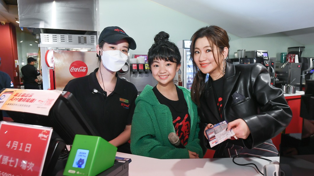 Selina(右一)、吳以涵(中)擔任一日店長,親自為影迷劃位。(圖/皮諾丘電影提供)