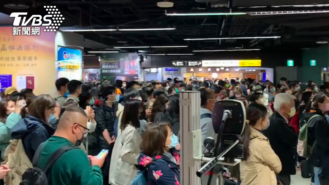 台鐵返鄉人潮崩潰！台北車站塞爆　台南旅客擠成人牆