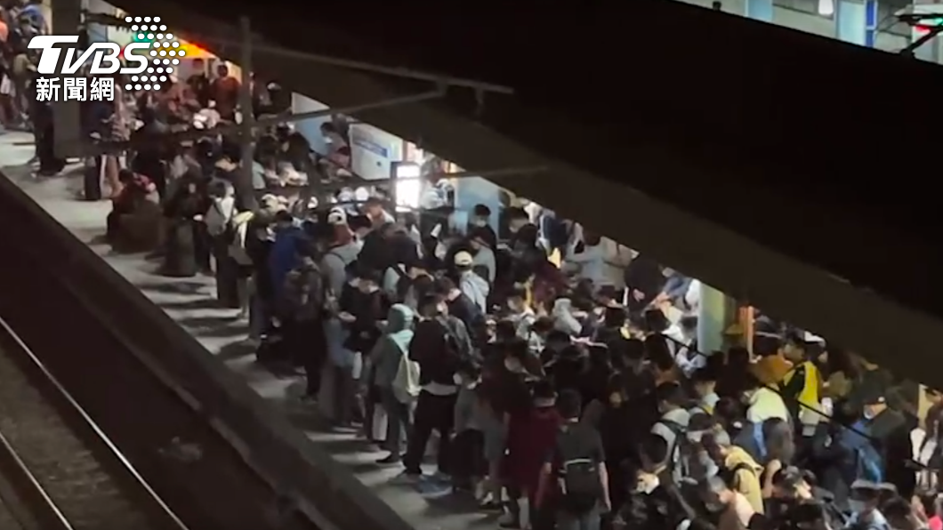 台南中洲車站也出現驚人的人流。（圖／TVBS）