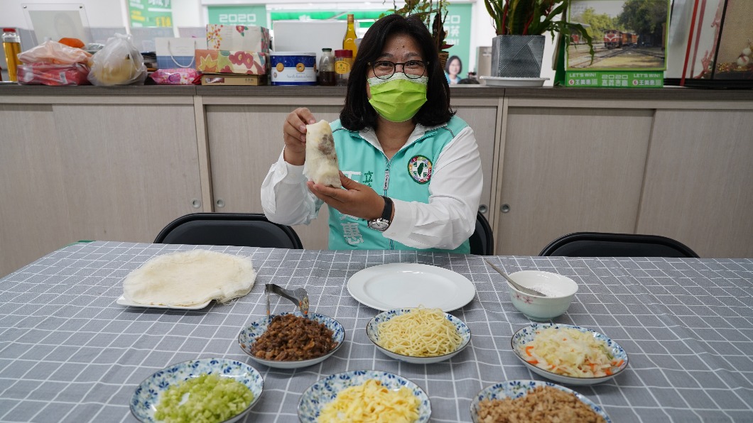 民進黨嘉義立委王美惠介紹清明節必吃傳統美食，「包油麵的潤餅」。（圖／TVBS）