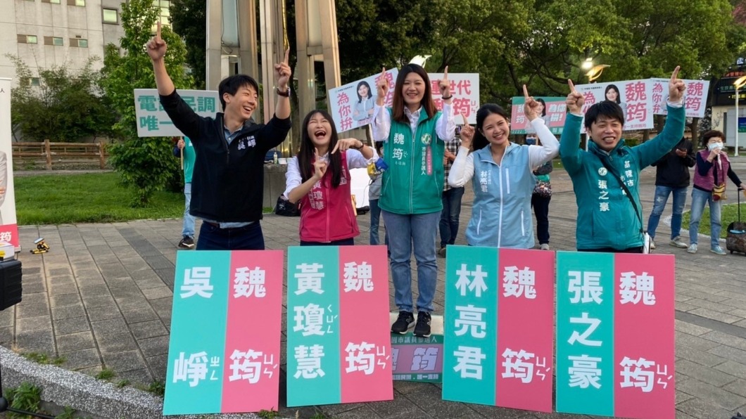 林亮君、吳崢先前因學運世代,已經幫中壢參加民進黨初選的魏筠站過路口。(圖/翻攝林亮君臉書)
