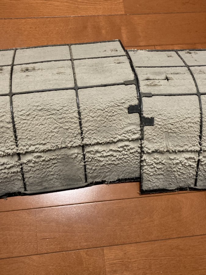 日本一名網友發現電費暴漲查原因發現冷氣2年沒洗濾網布滿厚厚灰塵。(圖/翻攝自推特@kitamurakenji)