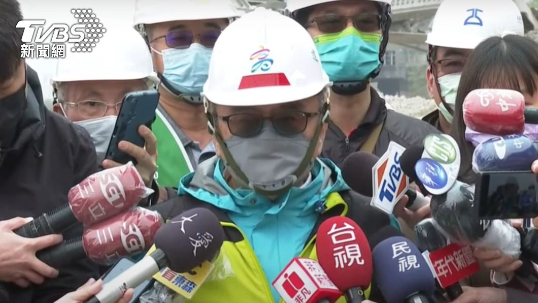 高雄工務局到東南水泥廠勘查。(圖/TVBS)