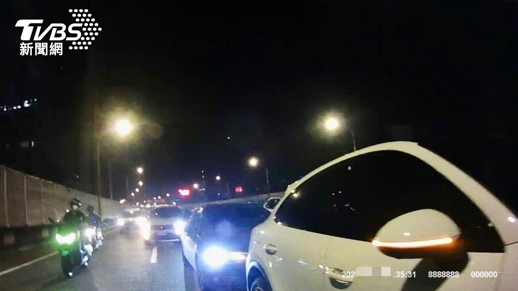 快速高架道車禍，車流逐漸壅塞回堵，保大警啟動交通快打。圖／警方提供