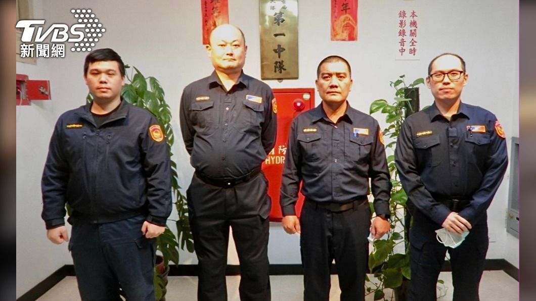 -臺北市保安警察大隊第一中隊警員簡榮甫、洪世杰、小隊長林逢源、警員黃鴻裕等４人(由左至右)。圖／警方提供