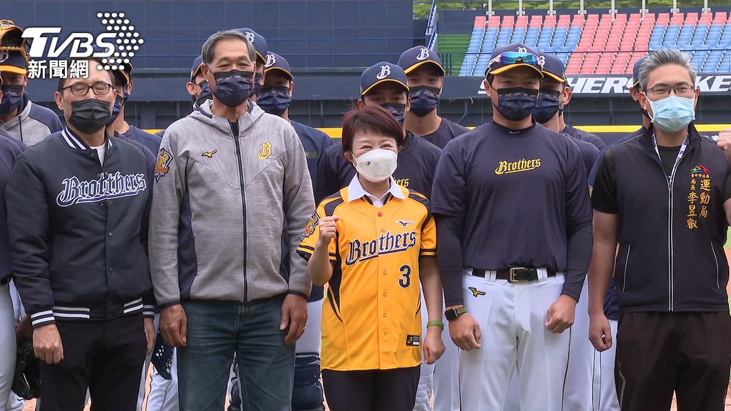 台中市長盧秀燕特地到州際慰勞球員，還向賴清德副總統下戰帖。（圖／TVBS）