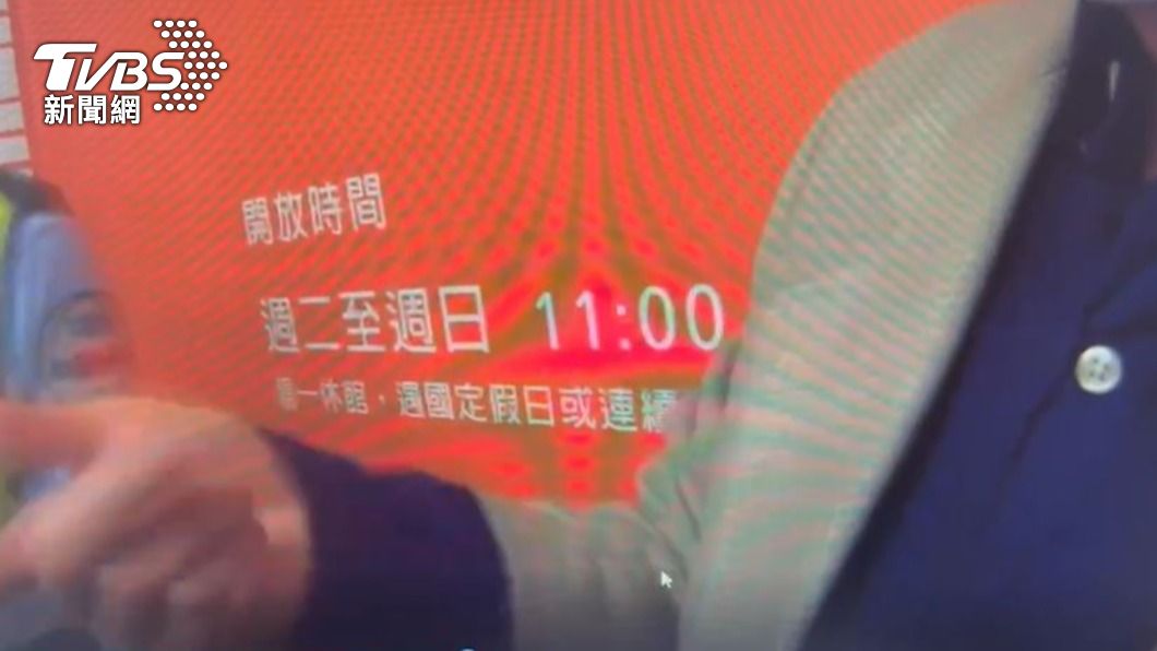 西裝男看到員警瘋狂跳針，「我拍人而已」。