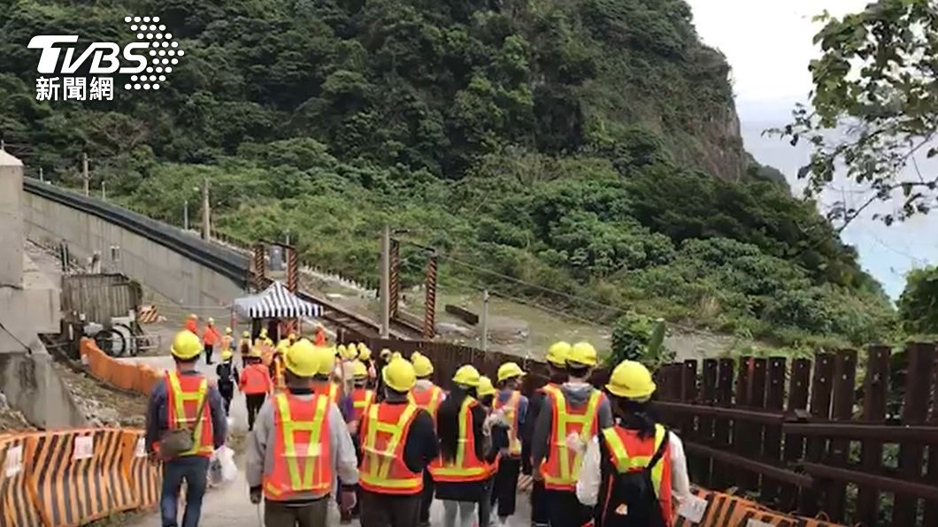 罹難者家屬步行前往清水隧道。(圖/TVBS)