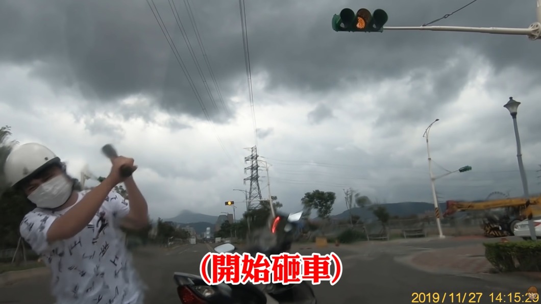 蔡阿嘎公開砸車影片，逼真演技嚇壞眾人。（圖／翻攝自蔡阿嘎YouTube）