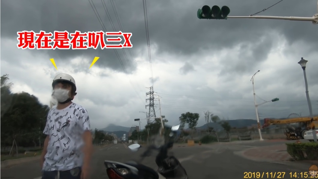 蔡阿嘎被拍到砸車大爆粗口，但其實全是愚人節的整人影片。（圖／翻攝自蔡阿嘎YouTube）