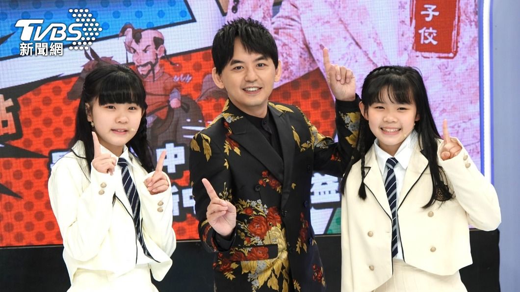 左左右右特地擔任節目嘉賓,提醒黃子佼(中)「金牛座很會吃」。(圖/黃城碩攝)