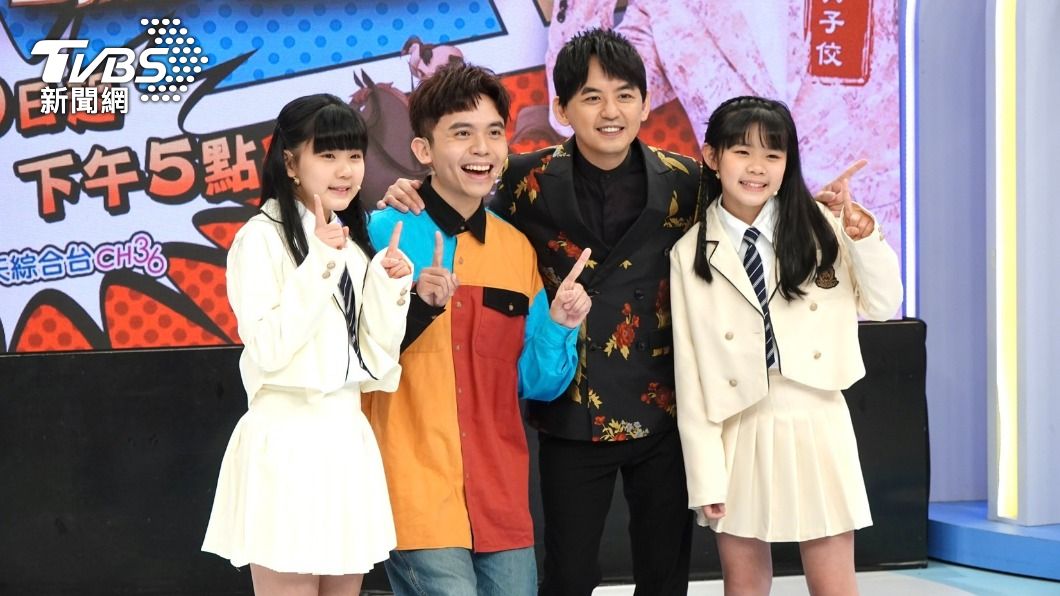 來賓左左右右、黃豪平(左二)一同在節目上PK腦力。(圖/黃城碩攝)