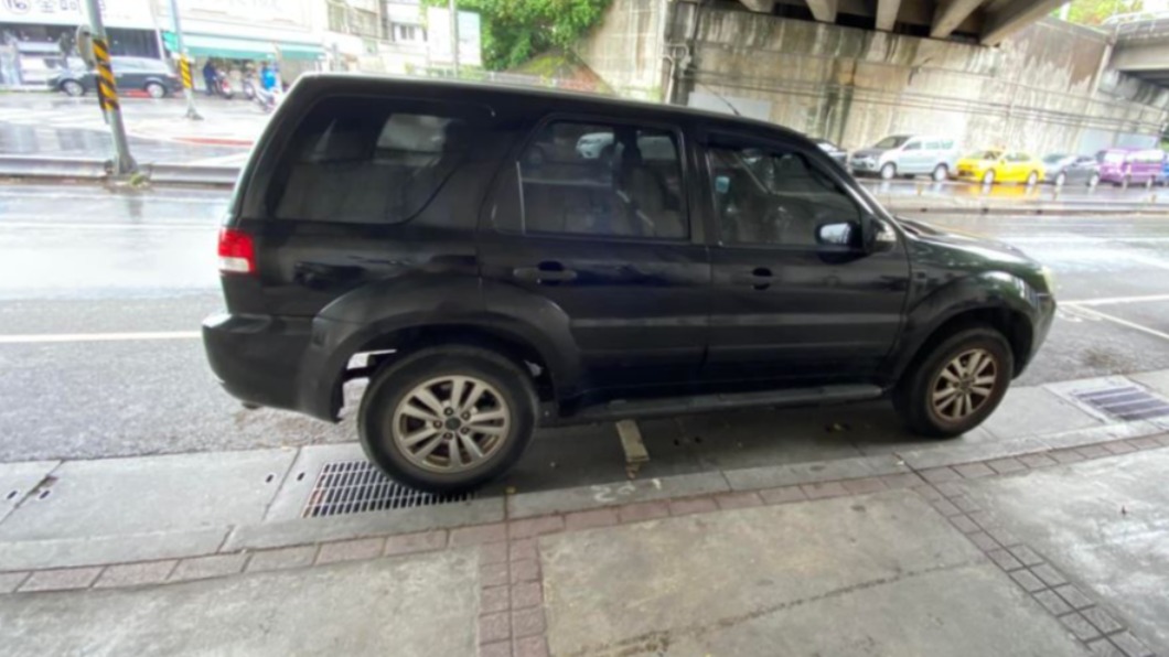 休旅車佔用車位遭民眾檢舉。（圖／翻攝自爆廢公社 臉書）