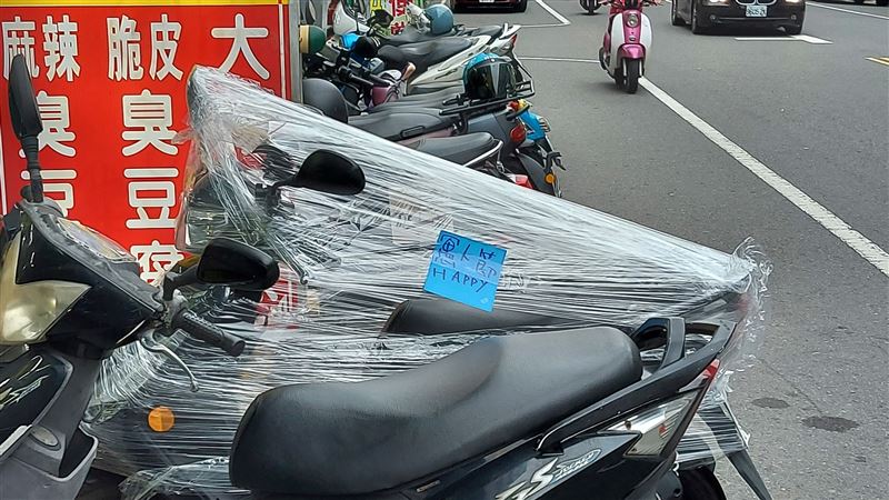 機車另一面貼著「寓人節HAPPY」。(圖/翻攝自爆廢公社)