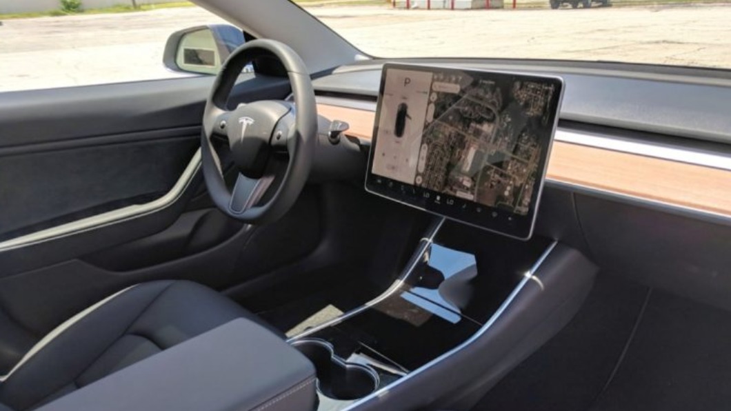 FSD系統究竟什麼時候可以在全球各地使用是不少人關心的議題。(圖/Tesla)