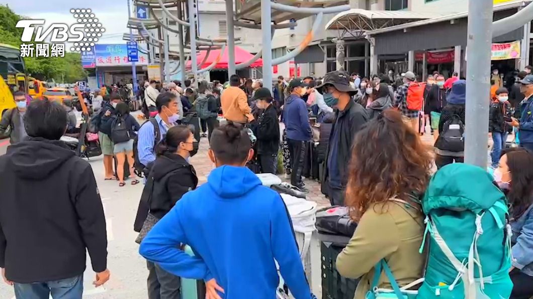 台東今本土+0，富岡碼頭一早人潮多。圖／TVBS