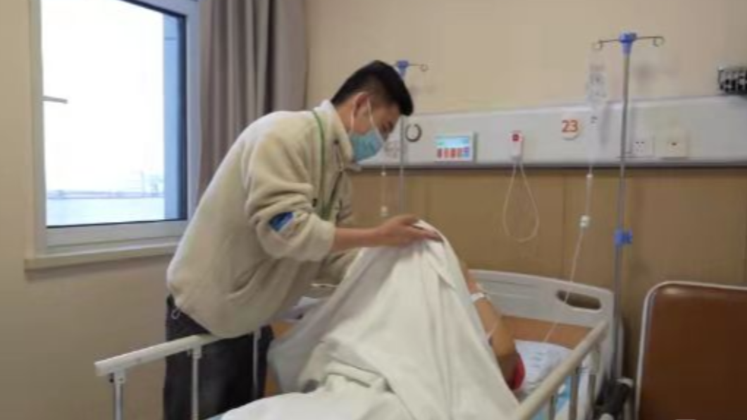 媽媽還在醫院休養中。（圖／翻攝自《海報新聞》）