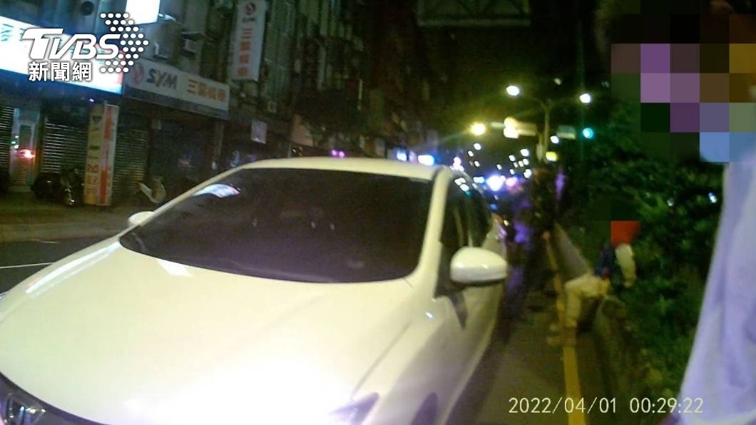 兩人開車形跡可疑遭警方攔下。（圖／TVBS）
