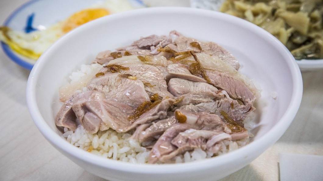 阿里山火雞肉飯的雞油帶點微微的鹹度，雞片給得也很有誠意。（圖／翻攝自大手牽小手玩樂趣）