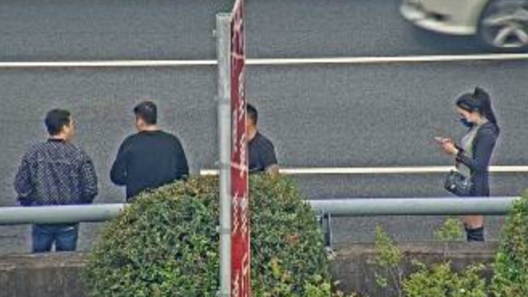 車內乘客、駕駛及時逃出。(圖/翻攝自記者爆料網)